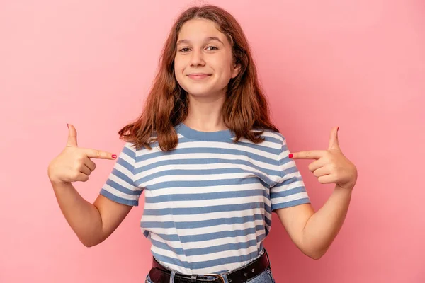 小さなCaucasian女の子孤立した上のピンクの背景人指摘によって手にシャツコピースペース 誇りと自信 — ストック写真