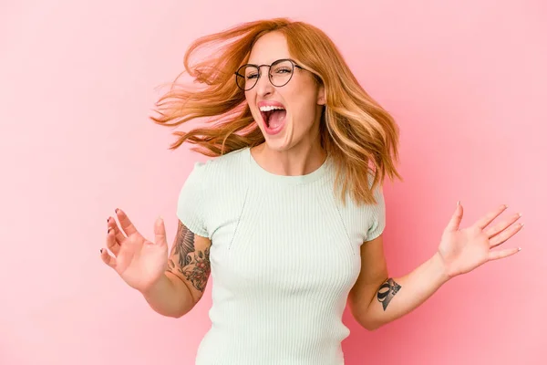 Joven Mujer Caucásica Aislada Sobre Fondo Rosa Bailando Divirtiéndose — Foto de Stock