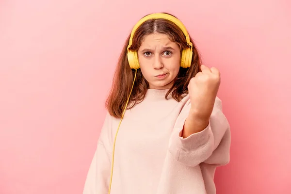 Μικρό Καυκάσιο Κορίτσι Που Ακούει Μουσική Απομονωμένη Ροζ Φόντο Που — Φωτογραφία Αρχείου