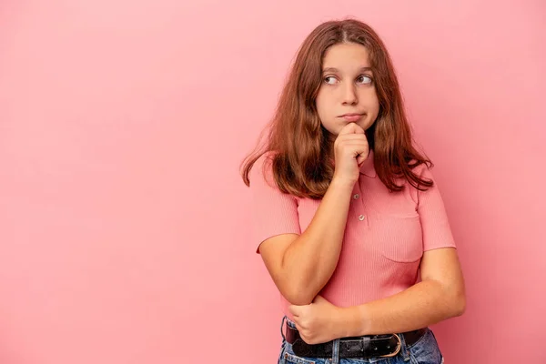 Liten Kaukasisk Flicka Isolerad Rosa Bakgrund Tittar Sidled Med Tveksamma — Stockfoto