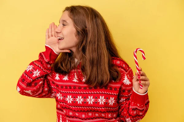 Malá Běloška Drží Vánoční Hůl Izolované Žlutém Pozadí Křičí Drží — Stock fotografie