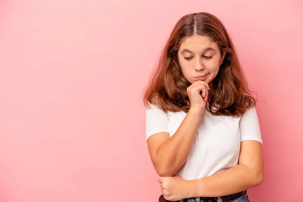 Liten Kaukasisk Flicka Isolerad Rosa Bakgrund Tittar Sidled Med Tveksamma — Stockfoto