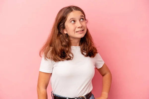 Kis Kaukázusi Lány Elszigetelt Rózsaszín Háttér Nyugodt Boldog Nevetés Nyak — Stock Fotó