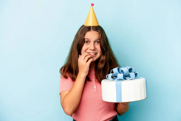 Menina Caucasiana Comemorando Seu Aniversário Segurando Bolo Isolado Fundo Azul — Fotografia de Stock