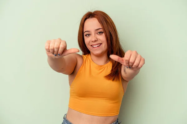 Mulher Caucasiana Jovem Isolado Fundo Verde Levantando Dois Polegares Para — Fotografia de Stock