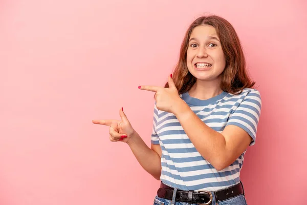 Liten Kaukasisk Flicka Isolerad Rosa Bakgrund Pekar Med Pekfingrar Till — Stockfoto