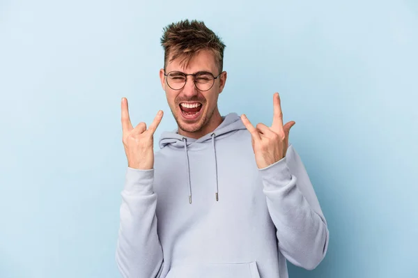 Jeune Homme Caucasien Isolé Sur Fond Bleu Montrant Geste Cornes — Photo