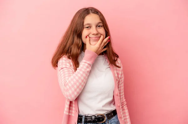 Petite Fille Caucasienne Isolée Sur Fond Rose Doutant Entre Deux — Photo