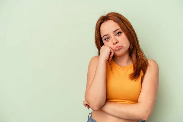 Mujer Caucásica Joven Aislada Sobre Fondo Verde Que Siente Triste —  Fotos de Stock