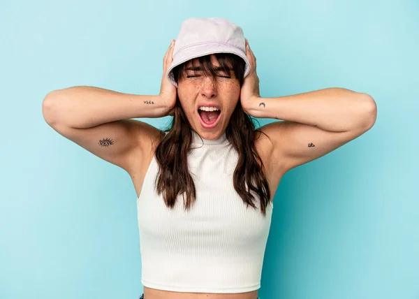 Mujer Argentina Joven Aislada Sobre Fondo Azul Cubriendo Orejas Con —  Fotos de Stock