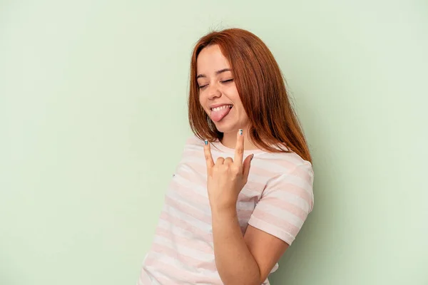 Jonge Kaukasische Vrouw Geïsoleerd Groene Achtergrond Tonen Rock Gebaar Met — Stockfoto