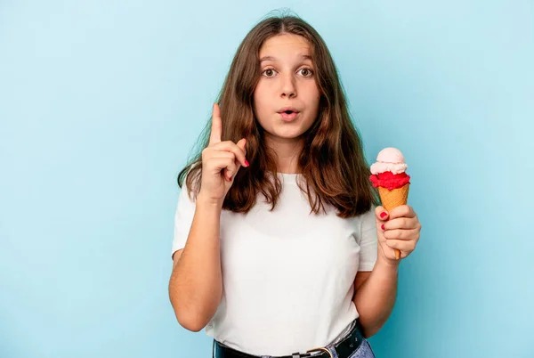小高加索女孩吃着一个蓝色背景的冰淇淋 有一些伟大的想法 创意的概念 — 图库照片
