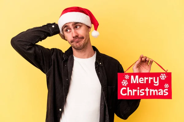 Jonge Blanke Man Met Een Vrolijk Kerstbordje Geïsoleerd Een Gele — Stockfoto