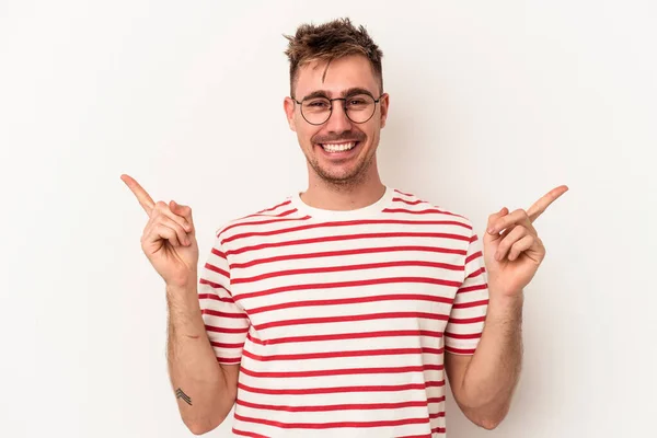 Jonge Blanke Man Geïsoleerd Witte Achtergrond Wijzend Naar Verschillende Kopieerruimtes — Stockfoto