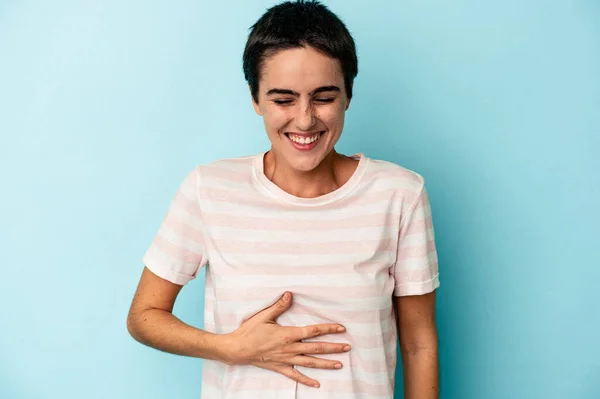 Jonge Blanke Vrouw Geïsoleerd Blauwe Achtergrond Raakt Buik Glimlacht Zachtjes — Stockfoto