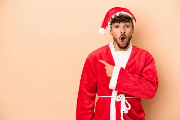 Young Arab Man Disguised Santa Claus Isolated Beige Background Pointing — Foto de Stock