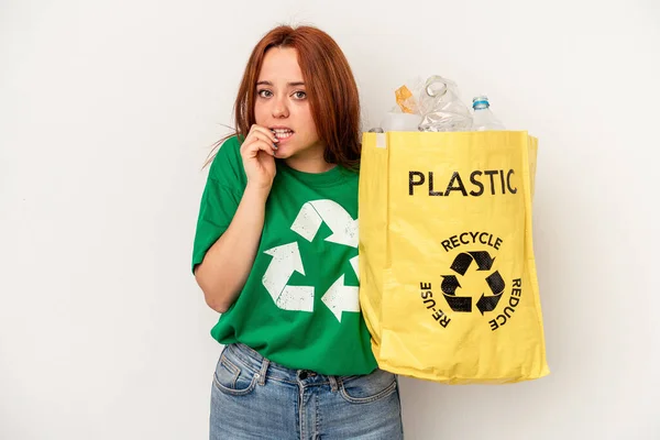 Mujer Caucásica Joven Reciclado Plástico Aislado Sobre Fondo Blanco Mordiendo —  Fotos de Stock