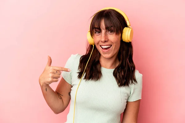 Νεαρή Αργεντίνικη Γυναίκα Που Ακούει Μουσική Απομονωμένη Ροζ Φόντο Δείχνοντας — Φωτογραφία Αρχείου
