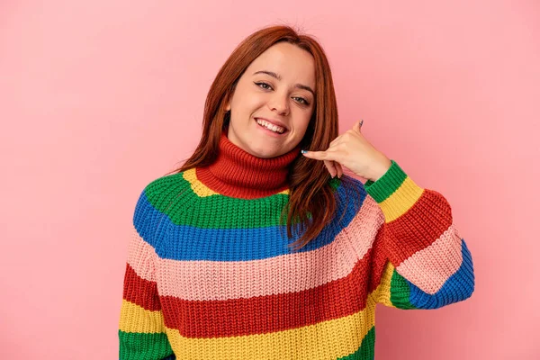 Mulher Branca Jovem Isolado Fundo Rosa Mostrando Gesto Chamada Telefone — Fotografia de Stock