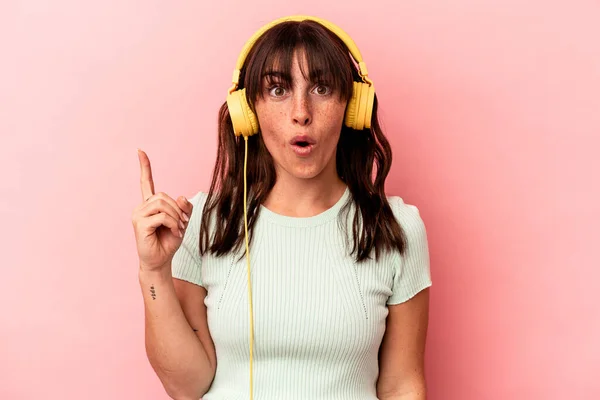 Jeune Femme Argentine Écoutant Musique Isolée Sur Fond Rose Ayant — Photo