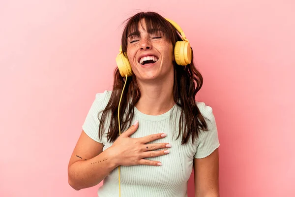 Νεαρή Αργεντίνικη Γυναίκα Που Ακούει Μουσική Απομονωμένη Ροζ Φόντο Γελάει — Φωτογραφία Αρχείου