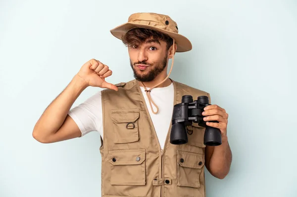 Young Mixed Race Man Holding Binoculars Isolated Blue Background Feels — 图库照片