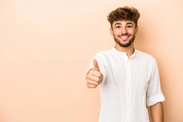 Jonge Arabische Man Geïsoleerd Beige Achtergrond Glimlachen Heffen Duim Omhoog — Stockfoto