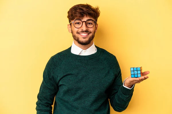 Young Mixed Race Man Holding Rubiks Cube Isolated Yellow Background — Stock fotografie