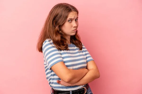 Pequeña Chica Caucásica Aislada Sobre Fondo Rosa Sospechosa Incierta Examinándote —  Fotos de Stock