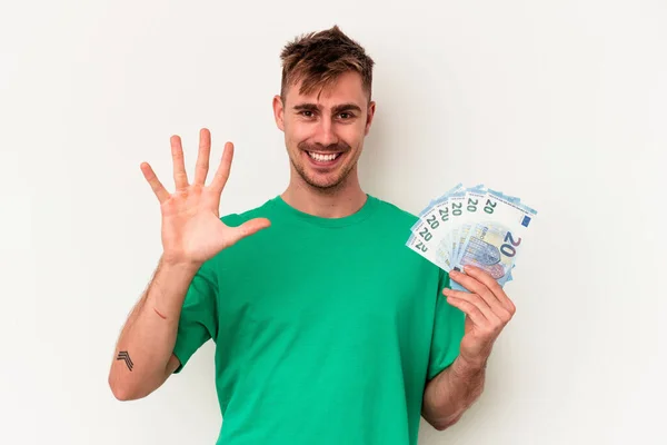 Junger Kaukasischer Mann Mit Geldscheinen Auf Weißem Hintergrund Und Fröhlichem — Stockfoto