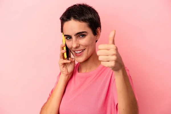 Joven Mujer Caucásica Sosteniendo Teléfono Móvil Aislado Sobre Fondo Rosa — Foto de Stock