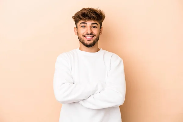 Young Arab Man Isolated Beige Background Who Feels Confident Crossing — Φωτογραφία Αρχείου