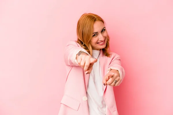 Mujer Joven Caucásica Aislada Sobre Fondo Rosa Apuntando Hacia Delante — Foto de Stock