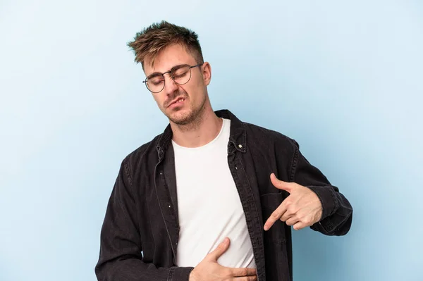 Homem Caucasiano Jovem Isolado Fundo Azul Com Dor Fígado Dor — Fotografia de Stock