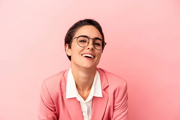 Jonge Zakenvrouw Draagt Een Roze Blazer Geïsoleerd Roze Achtergrond Lachen — Stockfoto