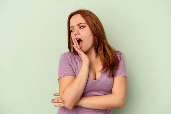 Giovane Donna Caucasica Isolata Sfondo Verde Sbadigliare Mostrando Gesto Stanco — Foto Stock