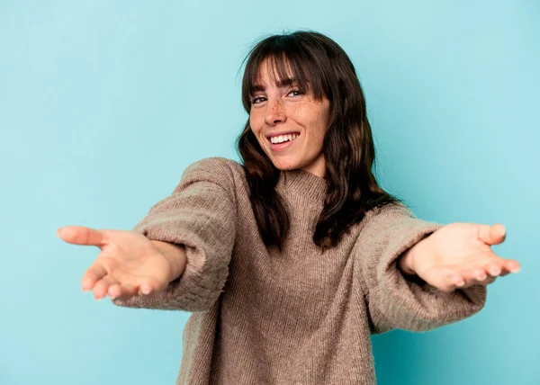 Young Argentinian Woman Isolated Blue Background Showing Welcome Expression —  Fotos de Stock