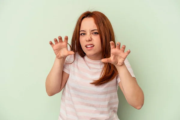 Jovem Mulher Caucasiana Isolado Fundo Verde Chateado Gritando Com Mãos — Fotografia de Stock