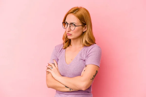 Joven Mujer Caucásica Aislada Sobre Fondo Rosa Sospechosa Incierta Examinándote —  Fotos de Stock