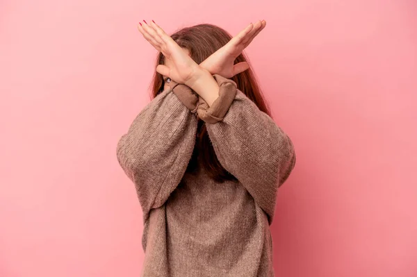 Pembe Arka Planda Izole Edilmiş Küçük Beyaz Kız Iki Kolu — Stok fotoğraf