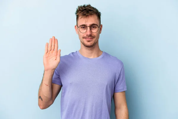 Young Caucasian Man Isolated Blue Background Smiling Cheerful Showing Number — Stock Photo, Image