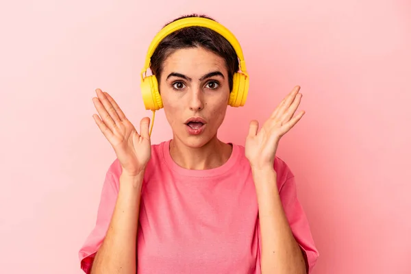 Young Caucasian Woman Listening Music Isolated Pink Background Surprised Shocked — Φωτογραφία Αρχείου
