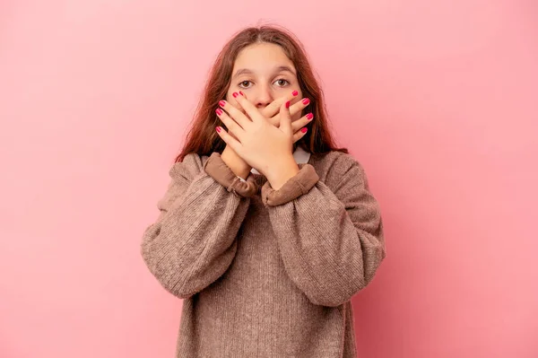 Pembe Arka Planda Izole Edilmiş Küçük Beyaz Kız Elleriyle Ağzını — Stok fotoğraf