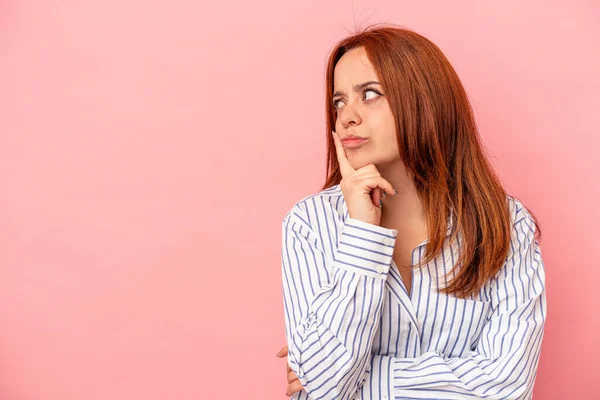 Young Caucasian Woman Isolated Pink Background Looking Sideways Doubtful Skeptical — Stock Photo, Image