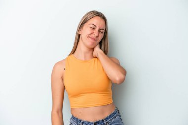 Genç beyaz kadın mavi arka planda izole edilmiş. Stres yüzünden boynu ağrıyor. Masaj yapıyor ve elle dokunuyor..