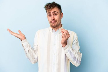 Kafkasyalı genç adam mavi arka planda izole edilmiş..