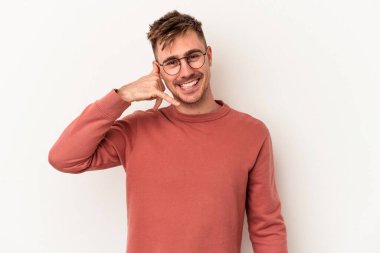 Beyaz arka planda izole edilmiş genç beyaz bir adam parmakları olan bir cep telefonu hareketi gösteriyor..