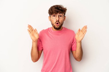 Genç melez adam gri arka planda izole edilmiş bir fikir, ilham konsepti var..