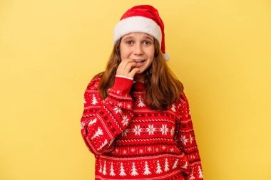 Tırnaklarını yiyor, gergin ve endişeli..