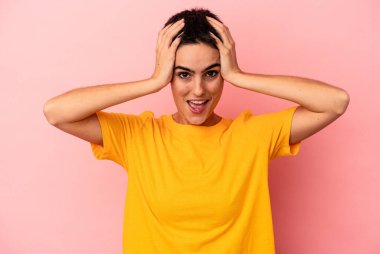 Mavi arka planda izole edilmiş genç beyaz kadın çığlık atıyor, çok heyecanlı, tutkulu, bir şeyden memnun..